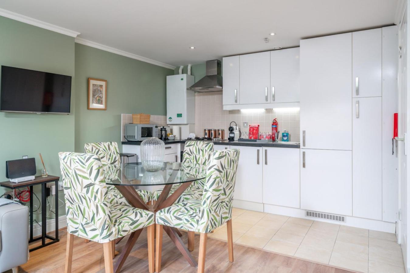 Designer 1 Bed Flat Barons Court Sleeps 4, Balcony Londres Exterior foto