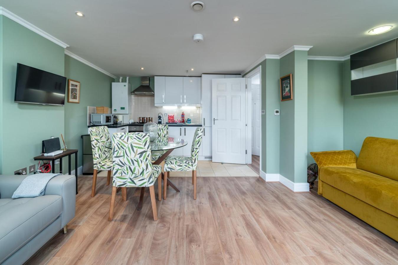 Designer 1 Bed Flat Barons Court Sleeps 4, Balcony Londres Exterior foto